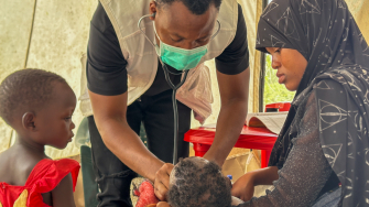 Eduardo Morane, técnico em medicina de MSF, atende pacientes na clínica instalada em Alua Sede, província de Nampula, após o deslocamento em massa causado por ataques armados no distrito de Memba, Moçambique. ©Costantino Monteiro/MSF