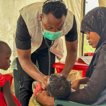 Eduardo Morane, técnico em medicina de MSF, atende pacientes na clínica instalada em Alua Sede, província de Nampula, após o deslocamento em massa causado por ataques armados no distrito de Memba, Moçambique. ©Costantino Monteiro/MSF