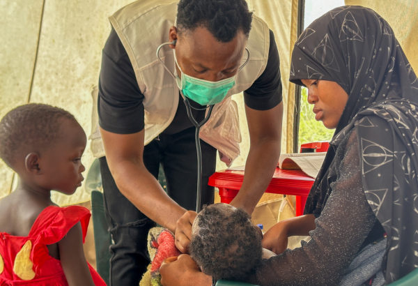 Eduardo Morane, técnico em medicina de MSF, atende pacientes na clínica instalada em Alua Sede, província de Nampula, após o deslocamento em massa causado por ataques armados no distrito de Memba, Moçambique. ©Costantino Monteiro/MSF