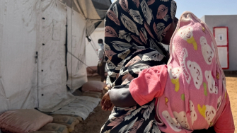 Sobrevivente de violência sexual, de 22 anos, atendida por MSF após fugir da violência em Darfur do Norte, no Sudão.