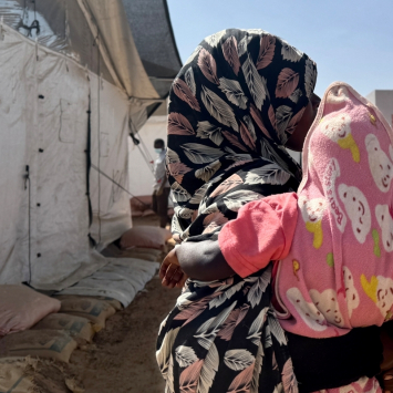 Sobrevivente de violência sexual, de 22 anos, atendida por MSF após fugir da violência em Darfur do Norte, no Sudão.