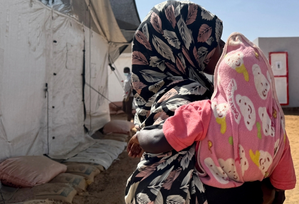 Sobrevivente de violência sexual, de 22 anos, atendida por MSF após fugir da violência em Darfur do Norte, no Sudão.