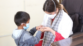 Maham Khalid, médica de MSF, examina Ahmad, de 4 anos de idade, durante uma consulta no centro do Programa de Gestão da Tuberculose Resistente a Medicamentos, apoiado por MSF, em Gujranwala, Punjab. Paquistão. ©MSF