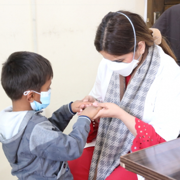 Maham Khalid, médica de MSF, examina Ahmad, de 4 anos de idade, durante uma consulta no centro do Programa de Gestão da Tuberculose Resistente a Medicamentos, apoiado por MSF, em Gujranwala, Punjab. Paquistão. ©MSF
