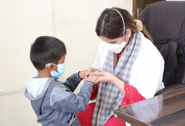 Maham Khalid, médica de MSF, examina Ahmad, de 4 anos de idade, durante uma consulta no centro do Programa de Gestão da Tuberculose Resistente a Medicamentos, apoiado por MSF, em Gujranwala, Punjab. Paquistão. ©MSF