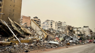 Edifícios residenciais destruídos no bairro densamente povoado de Dahye, no sul de Beirute, em 14 de março de 2026