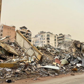 Edifícios residenciais destruídos no bairro densamente povoado de Dahye, no sul de Beirute, em 14 de março de 2026