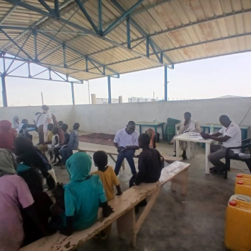 Atividades de apoio à população de refugiados que foi forçada a fugir da violência em Darfur, no Sudão, para o acampamento de trânsito de Tine, localizado no Chade, país vizinho. ©MSF