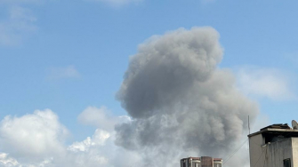 Menos de 10 horas após o anúncio de um cessar-fogo regional, as forças israelenses realizaram um ataque em grande escala com vários ataques aéreos em todo o Líbano. © Jinane Saad