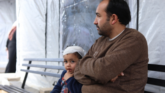 Mahmoud Al-Dahdouh, com seu filho, que foi atingido por um tiro na cabeça. @ Nour Alsaqqa/MSF