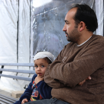 Mahmoud Al-Dahdouh, com seu filho, que foi atingido por um tiro na cabeça. @ Nour Alsaqqa/MSF