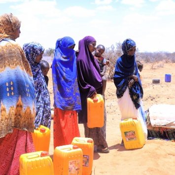 Mulheres e crianças aguardam para pegar água em Galkayo, na Somália. © Mohamed Said Barkhadle/MSF