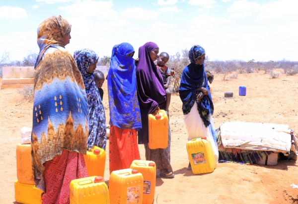 Mulheres e crianças aguardam para pegar água em Galkayo, na Somália. © Mohamed Said Barkhadle/MSF