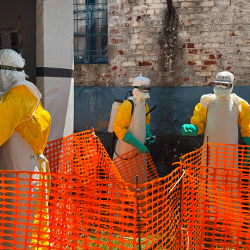 Equipe de MSF caminha para a área de isolamento no Hospital Geral de Referência de Mongbwalu, na província de Ituri, na República Democrática do Congo, para atender pacientes com suspeita da doença do Ebola. ©Anna Schönhofer