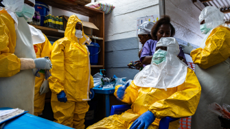 Equipe de profissionais de MSF se prepara para entrar na área isolada do Centro de Tratamento de Ebola, na RDC. © Lucie Ringué