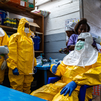 Equipe de profissionais de MSF se prepara para entrar na área isolada do Centro de Tratamento de Ebola, na RDC. © Lucie Ringué
