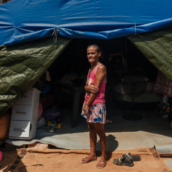 Milaidy Mateus em frente a sua tenda, que sofre com alagamentos durante fortes chuvas. © Adriana Loureiro Fernandez