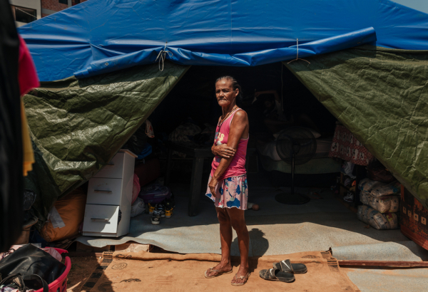 Milaidy Mateus em frente a sua tenda, que sofre com alagamentos durante fortes chuvas. © Adriana Loureiro Fernandez