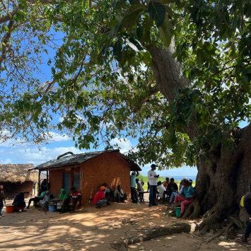 Profissionais de MSF prestaram apoio aos familiares que perderam entes queridos na tragédia. ©Claudia Colcerniani / MSF