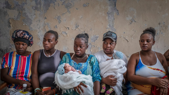 Mulheres aguardam para receber atendimento na clínica móvel de MSF em Bel Air, um bairro de Porto Príncipe, no Haiti. A unidade de saúde funciona apenas por algumas horas, quando a situação de segurança permite. ©Jelle Krings