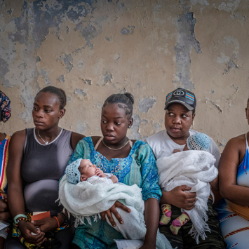 Mulheres aguardam para receber atendimento na clínica móvel de MSF em Bel Air, um bairro de Porto Príncipe, no Haiti. A unidade de saúde funciona apenas por algumas horas, quando a situação de segurança permite. ©Jelle Krings