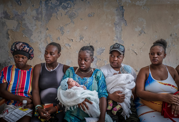 Mulheres aguardam para receber atendimento na clínica móvel de MSF em Bel Air, um bairro de Porto Príncipe, no Haiti. A unidade de saúde funciona apenas por algumas horas, quando a situação de segurança permite. ©Jelle Krings