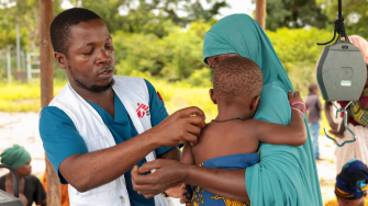 O enfermeiro Helder Torres realiza consultas pediátricas em Olumbe, uma comunidade onde clínicas móveis de MSF oferecem cuidados médicos a pessoas com acesso limitado a serviços de saúde. ©MSF