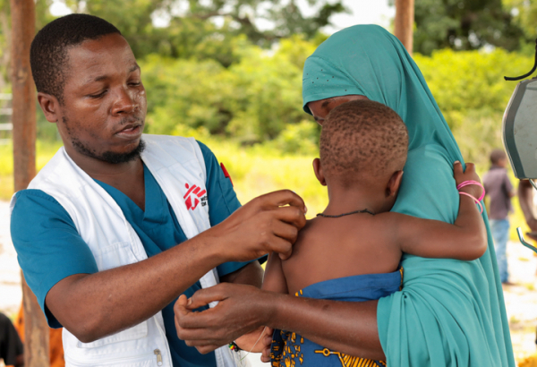 O enfermeiro Helder Torres realiza consultas pediátricas em Olumbe, uma comunidade onde clínicas móveis de MSF oferecem cuidados médicos a pessoas com acesso limitado a serviços de saúde. ©MSF