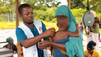 O enfermeiro Helder Torres realiza consultas pediátricas em Olumbe, uma comunidade onde clínicas móveis de MSF oferecem cuidados médicos a pessoas com acesso limitado a serviços de saúde.©MSF