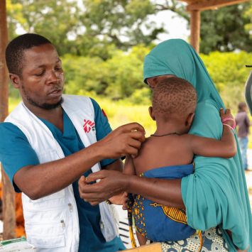 O enfermeiro Helder Torres realiza consultas pediátricas em Olumbe, uma comunidade onde clínicas móveis de MSF oferecem cuidados médicos a pessoas com acesso limitado a serviços de saúde.©MSF