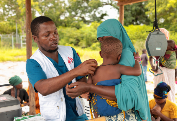 O enfermeiro Helder Torres realiza consultas pediátricas em Olumbe, uma comunidade onde clínicas móveis de MSF oferecem cuidados médicos a pessoas com acesso limitado a serviços de saúde.©MSF