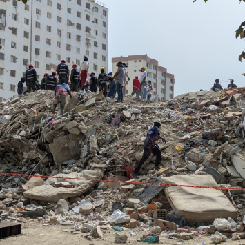 Equipes de resgate procuram pessoas desaparecidas sob os escombros de um prédio em Caraballeda, La Guaira. Venezuela, 21 de julho de 2026. ©Belen Filgueira/MSF