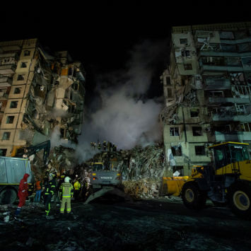 Operações de busca e resgate em um prédio residencial atingido por um míssil em 15 de janeiro de 2023, em Dnipro, na Ucrânia. ©Yan Dobronosov/Global Images Ukraine