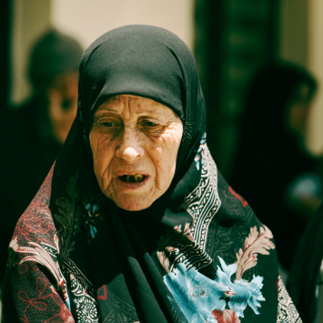 Paciente em clínica móvel de MSF no sul do Líbano. Na unidade, prestamos cuidados básicos de saíde, apoio à saúde mental e sessões de alívio do estresse. ©Salam Kabboul