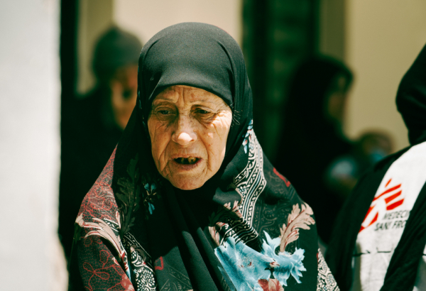 Paciente em clínica móvel de MSF no sul do Líbano. Na unidade, prestamos cuidados básicos de saíde, apoio à saúde mental e sessões de alívio do estresse. ©Salam Kabboul
