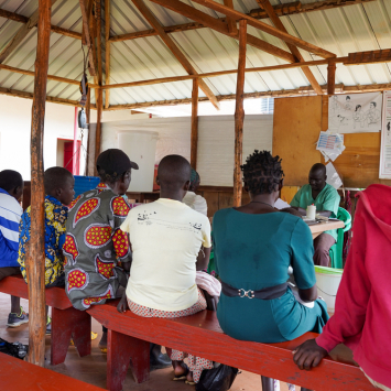 Pacientes na Clínica Jansuk, no condado de Yei, no Sudão do Sul. ©Manon Massiat/MSF