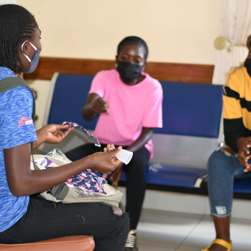 Educadora de pares em reunião de grupo com jovens mulheres da comunidade/MSF