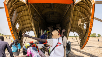 Profissionais de MSF descarregam itens de primeira necessidade no estado de Jonglei, no Sudão do Sul, para atender comunidades deslocadas pela violência. ©Isaac Buay/MSF