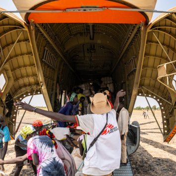 Profissionais de MSF descarregam itens de primeira necessidade no estado de Jonglei, no Sudão do Sul, para atender comunidades deslocadas pela violência. ©Isaac Buay/MSF