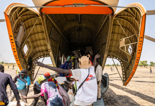 Profissionais de MSF descarregam itens de primeira necessidade no estado de Jonglei, no Sudão do Sul, para atender comunidades deslocadas pela violência. ©Isaac Buay/MSF