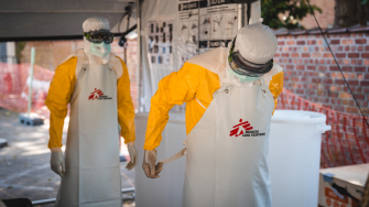 Profissionais de MSF em treinamento para serem enviados a regiões afetadas pelo surto da doença do Ebola em 2026. ©Pierre Fromentin
