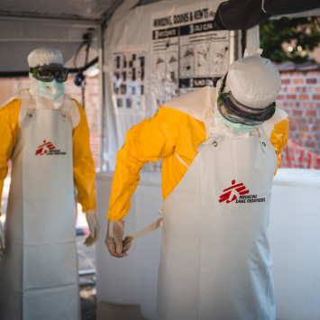 Profissionais de MSF em treinamento para serem enviados a regiões afetadas pelo surto da doença do Ebola em 2026. ©Pierre Fromentin