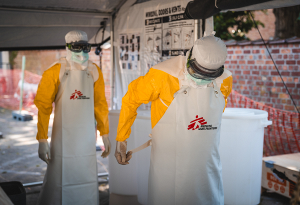 Profissionais de MSF em treinamento para serem enviados a regiões afetadas pelo surto da doença do Ebola em 2026. ©Pierre Fromentin