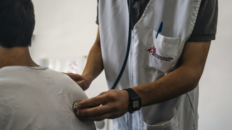 MSF atua junto com equipes do Seppen no Sanatório Penal, em Bangu (RJ), fortalecendo o cuidado a pacientes com tuberculose resistente a medicamentos e casos mais complexos. ©Natasha Bretas/MSF