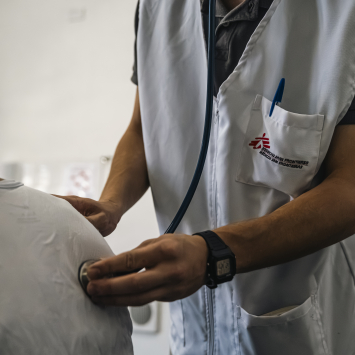 MSF atua junto com equipes do Seppen no Sanatório Penal, em Bangu (RJ), fortalecendo o cuidado a pacientes com tuberculose resistente a medicamentos e casos mais complexos. ©Natasha Bretas/MSF