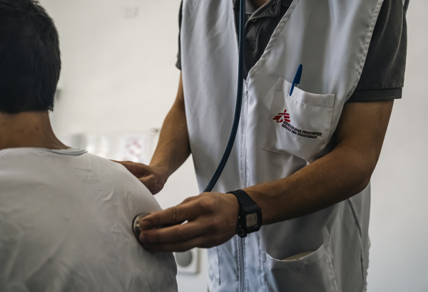 MSF atua junto com equipes do Seppen no Sanatório Penal, em Bangu (RJ), fortalecendo o cuidado a pacientes com tuberculose resistente a medicamentos e casos mais complexos. ©Natasha Bretas/MSF