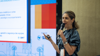 Rachel Soeiro, coordenadora de acesso a produtos de saúde nas Américas de MSF, durante miniconferência “Ebola: MSF e os desafios do enfrentamento da epidemia no campo” no Medtrop 2026. ©Natasha Bretas/MSF