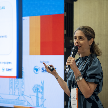 Rachel Soeiro, coordenadora de acesso a produtos de saúde nas Américas de MSF, durante miniconferência “Ebola: MSF e os desafios do enfrentamento da epidemia no campo” no Medtrop 2026. ©Natasha Bretas/MSF