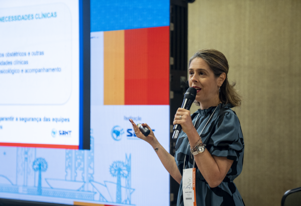 Rachel Soeiro, coordenadora de acesso a produtos de saúde nas Américas de MSF, durante miniconferência “Ebola: MSF e os desafios do enfrentamento da epidemia no campo” no Medtrop 2026. ©Natasha Bretas/MSF
