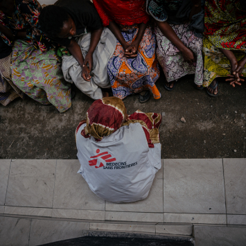 Sandra, supervisora de proteção de MSF, reúne-se com sobreviventes de violência sexual em Goma e ouve suas preocupações. República Democrática do Congo, junho de 2025. ©Jospin Mwisha
Sandra, an MSF protection supervisor, sits across from female survivors of sexual violence. She actively listens to their concerns as part of the care provided.
